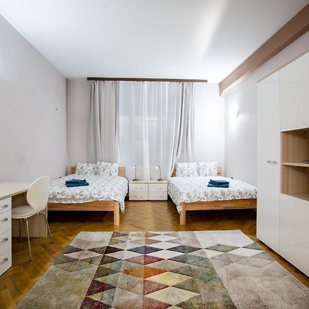 Spacious City View Apartment With Balcony บูคาเรสต์ ภายนอก รูปภาพ